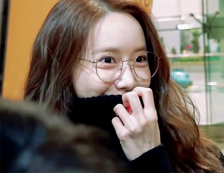 林允儿西装搭铅笔裤现身,林允儿穿搭秀身材