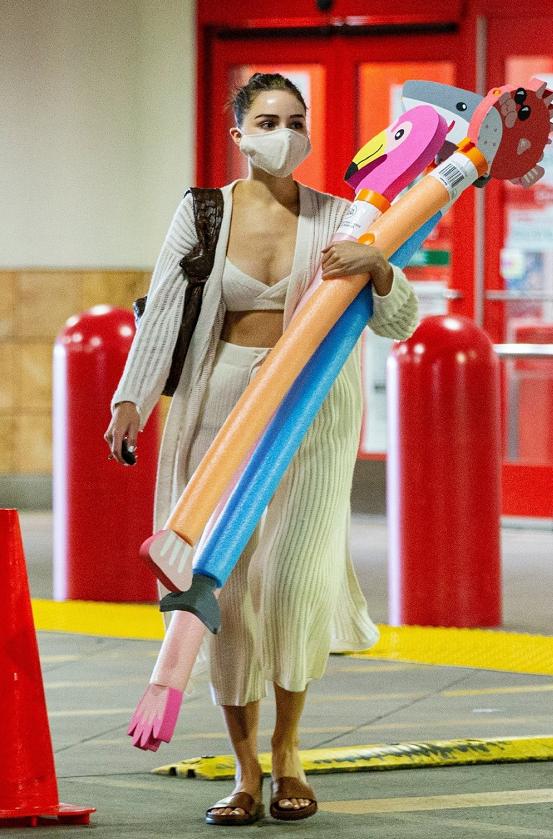 奥莉维亚·库尔普身穿长款条纹雪纺开衫，轻盈飘逸，仙气十足