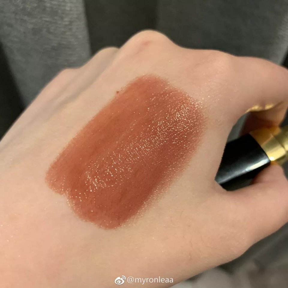 快买了这只口红来人间水蜜桃学院报道！