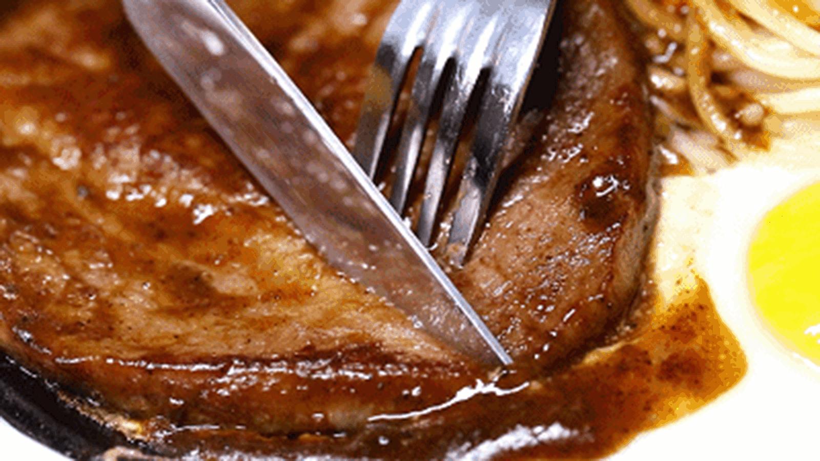 牛排正确的拿刀叉方法,吃牛排拿刀叉的正确方法文字