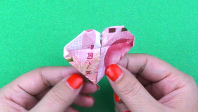 双爱心钱折法情人节,情人节折爱心手工教程