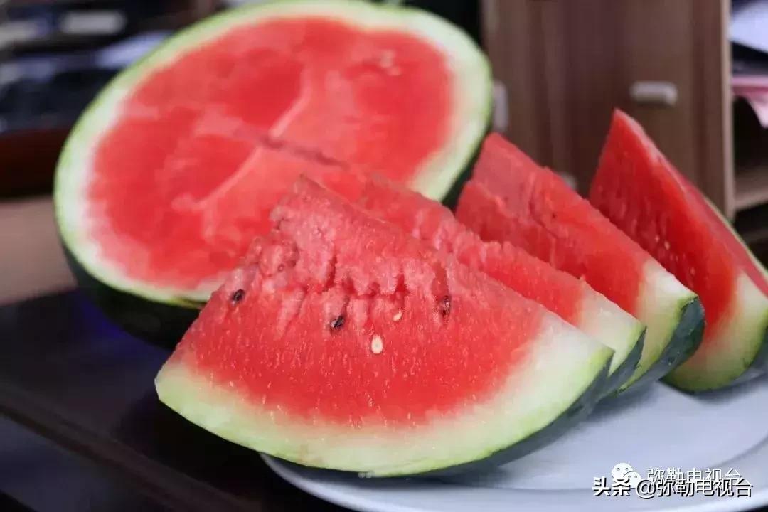 弥勒千亩西瓜熟了！黄心瓜、红心瓜、小香瓜…你喜欢哪种？