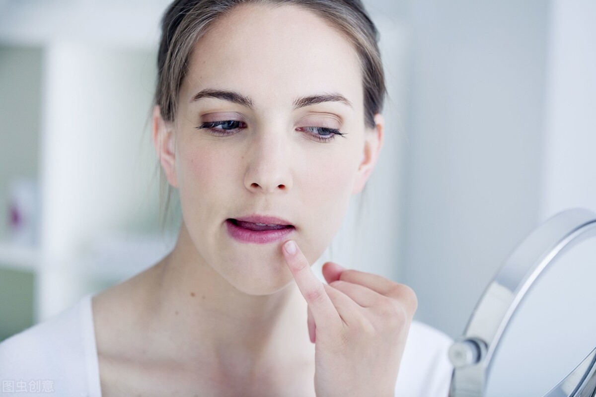 男人下巴频繁长痘的原因吃什么药,下巴长期长痘的原因和解决方法