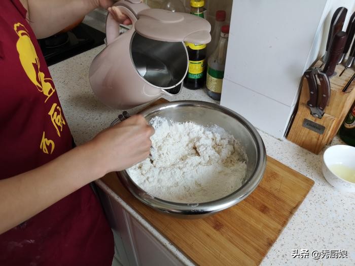烫面温水面和冷水面的区别,发面时面和碱水比例