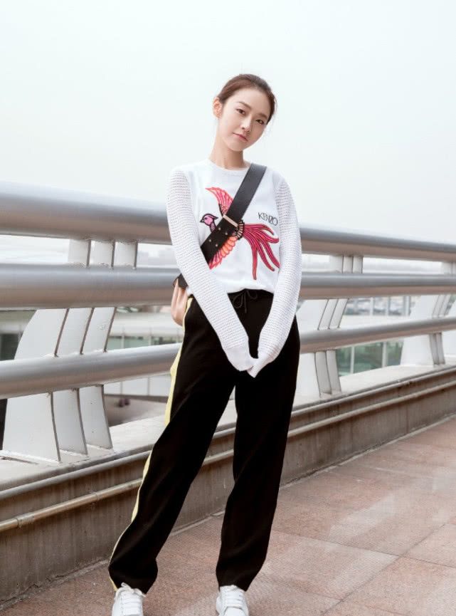 张佳宁活力登场！白色卫衣搭配运动裤和小白鞋，清新舒适又可爱