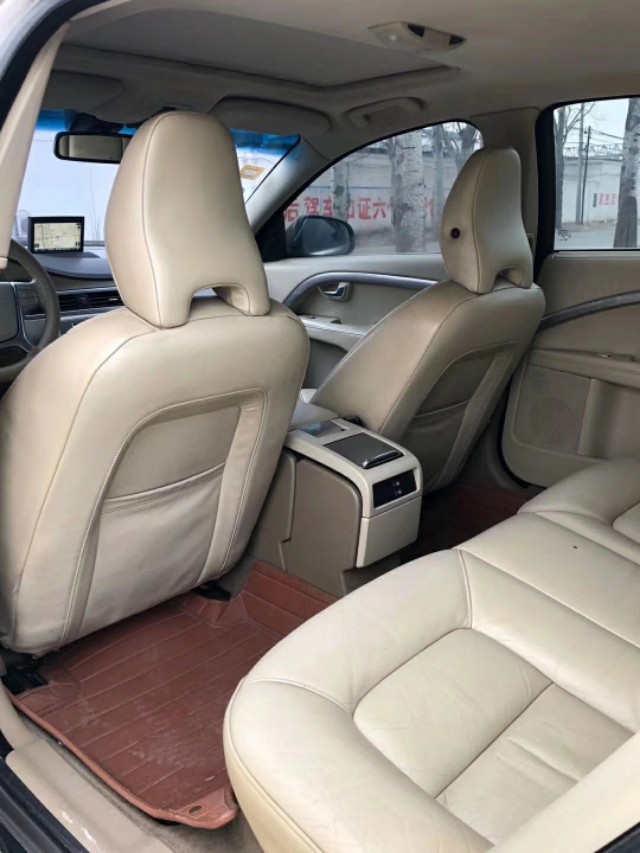 企业倒闭了，老板为了发工资把家里的沃尔沃S80卖了，等着车商来