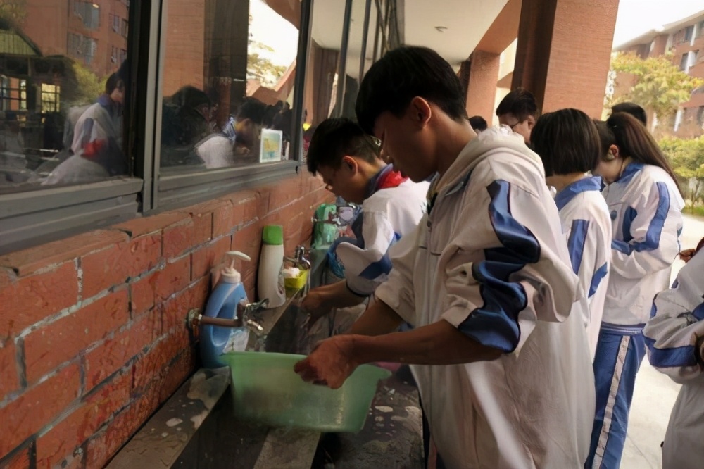 白岩松建议一定不能让孩子住校,白岩松谈住校走读