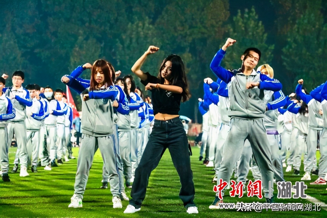武汉千人广场舞,活力四射武汉高校举行广场舞比赛