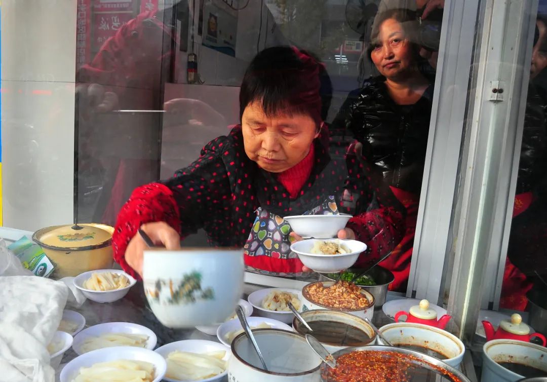 一碗嫩滑鲜香的自贡豆腐脑水粉,还有川北凉粉芽菜包子,至今想念