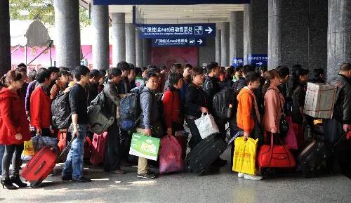 男子买两头票逃票被抓,男子购买8000克黄金被捕