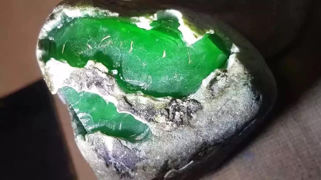 男子在赌石市场随便买了一块石头,男子在路边低价买了块石头