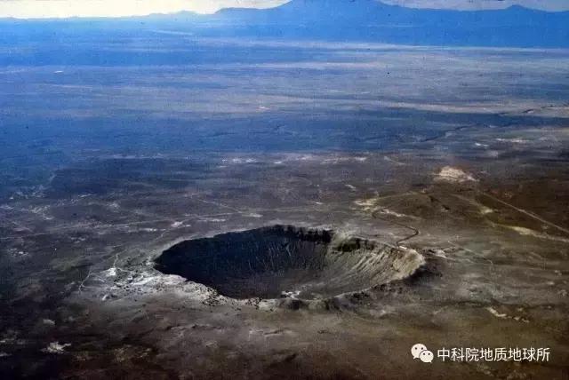 墨西哥海湾陨石撞击坑深度30km,较大的陨石撞击坑又称环形山