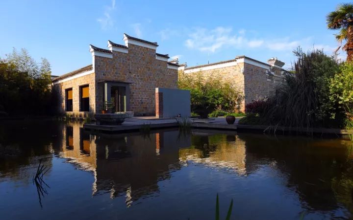 一晚80000，历时10年，耗资33亿的上海安缦，...