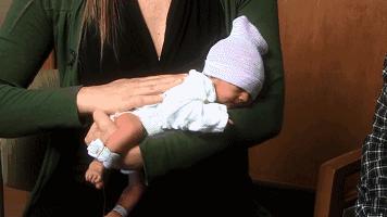 新生儿如何抱才是正确的姿势呢,新生儿怎么抱姿势正确简单