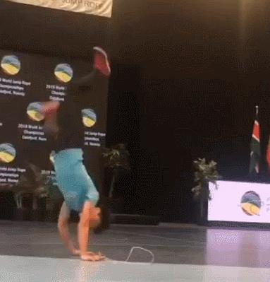 一个小学生跳绳,一个小男孩跳绳震惊全校