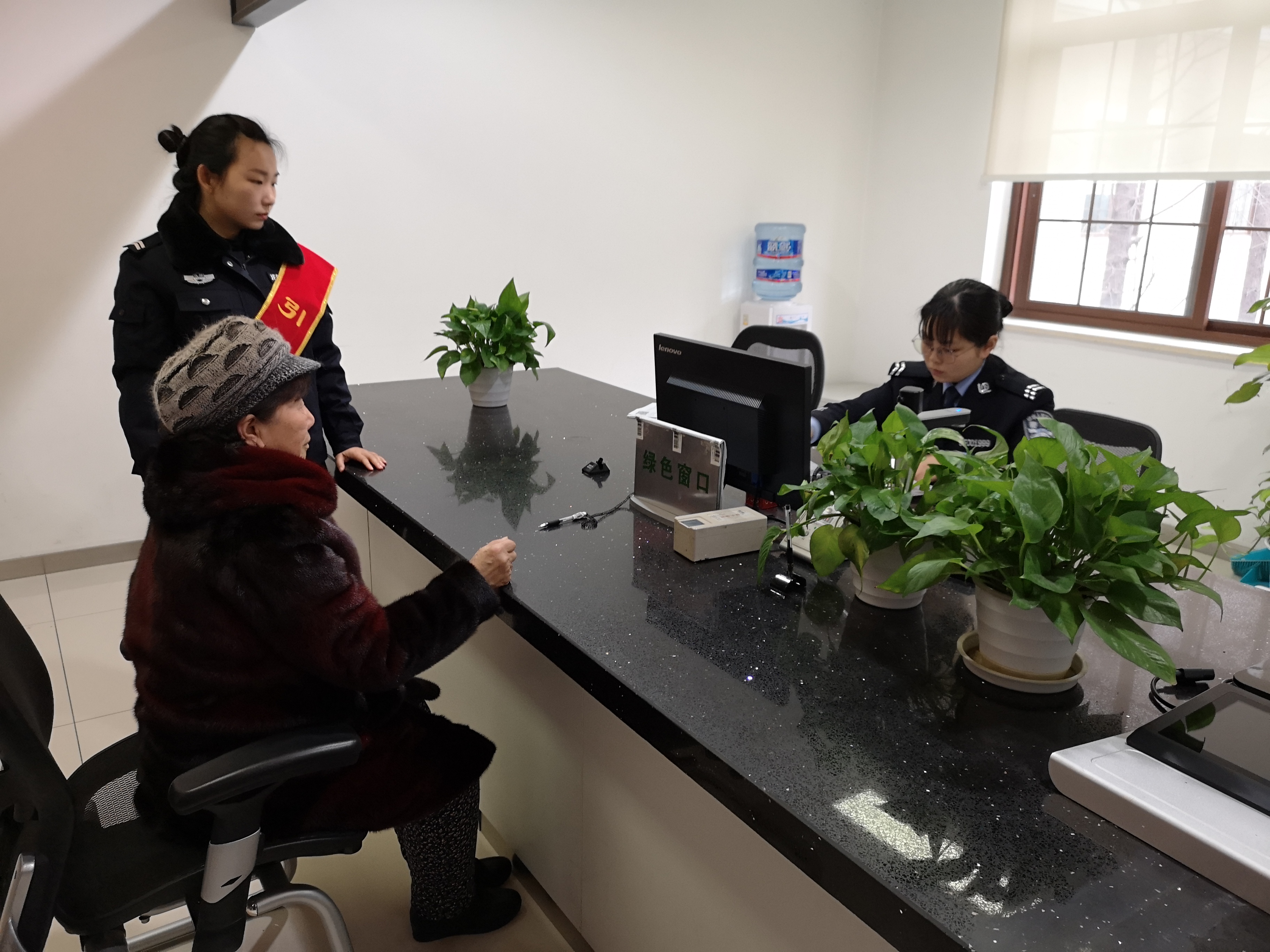 成都办理一次性出入境通行证,成都市出入境24小时自助办理大厅