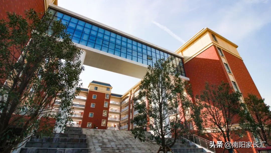 南阳第五完全学校里，一位老教师的不老心声