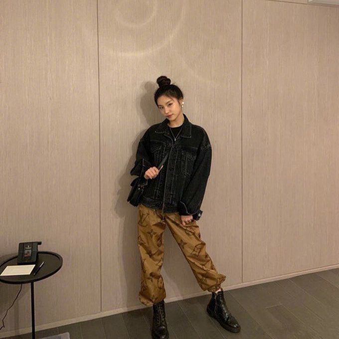 “猫系长相”黄礼志，穿印花卫衣配骑士靴，高级脸成简单穿搭亮点