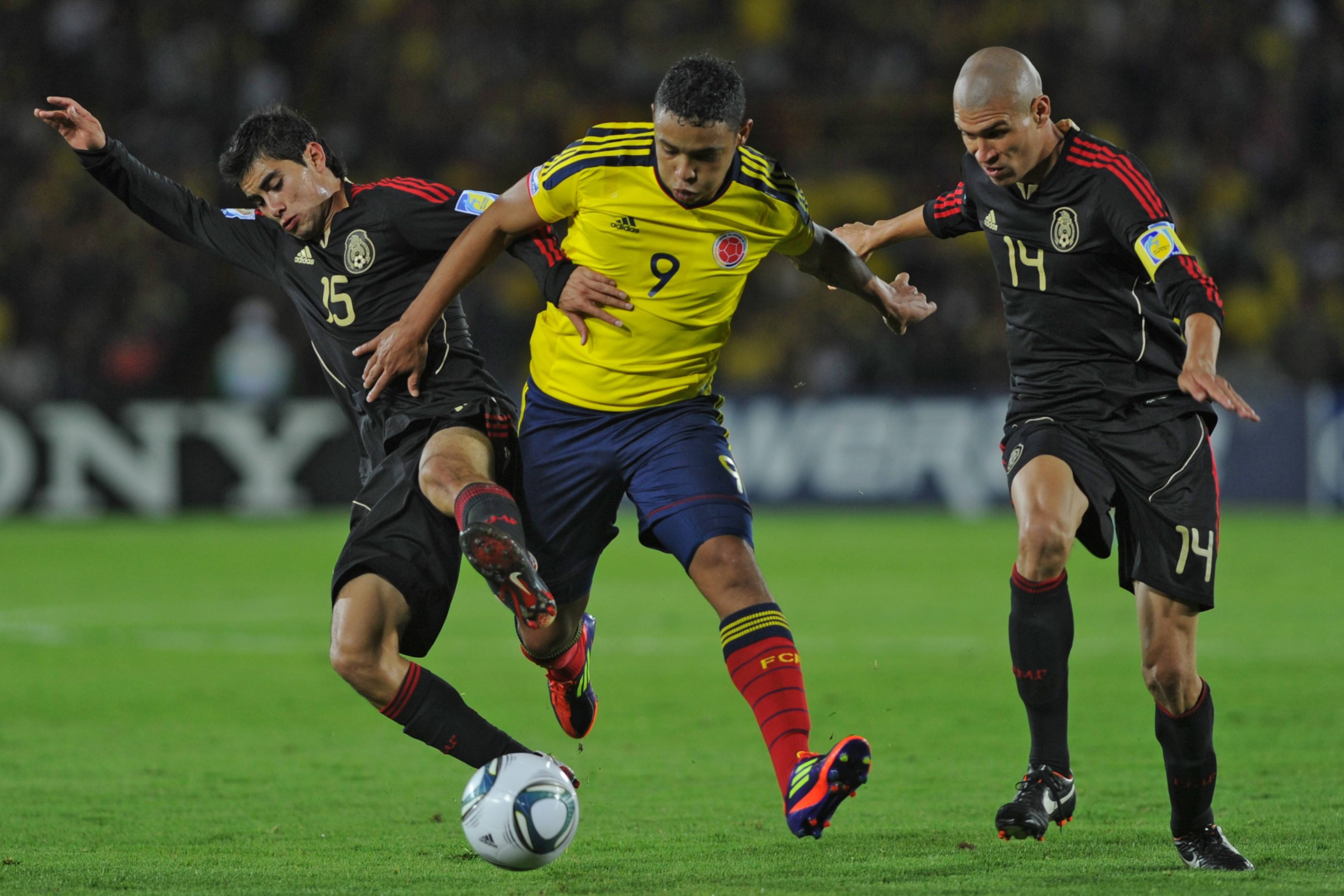 中场和前锋哪个作用更大,中场和前锋是什么关系