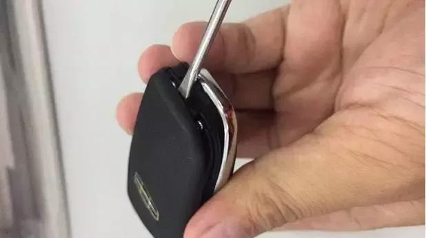 高尔夫遥控钥匙怎么更换电池,手把手教你更换遥控钥匙电池