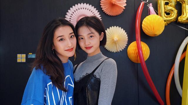 黄磊女儿多多穿长裙聚会,黄磊女儿多多吊带红唇