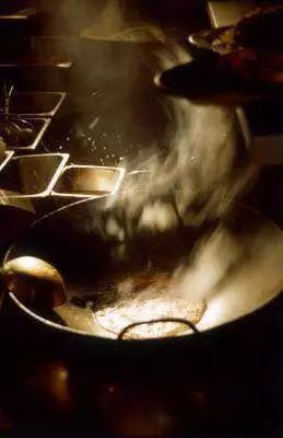 锅糊了满屋油烟怎么办,不粘锅菜锅烧糊了怎么办