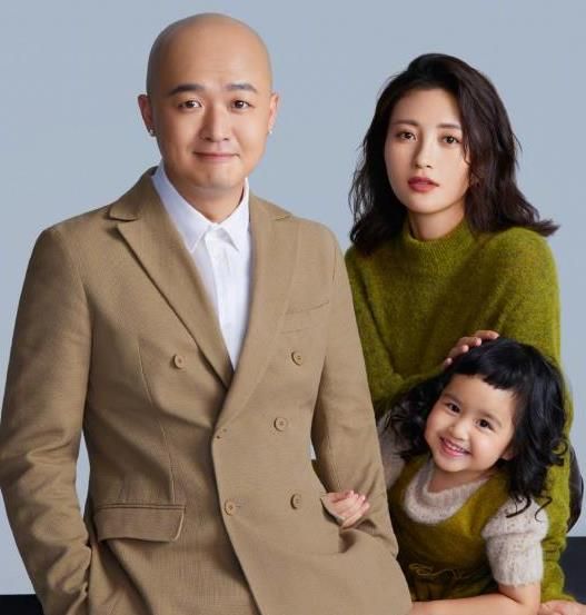 郑恺苗苗疑是喜当爸爸妈妈,郑恺苗苗晒照庆祝结婚一周年