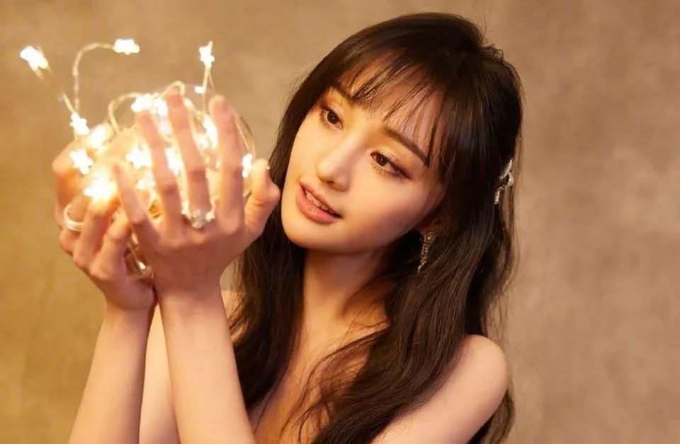 郑爽「代孕+弃养」的背后，藏着她一家人崩塌的三观