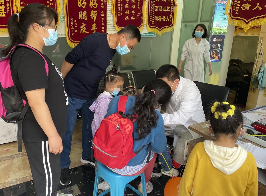 上海游客来黔旅游突患病，社区医院为他“定制”了一份特殊的治疗方案