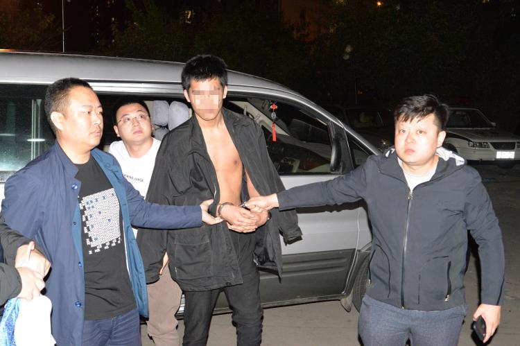 青岛男子尾随多名女性,青岛一男子搭讪女子