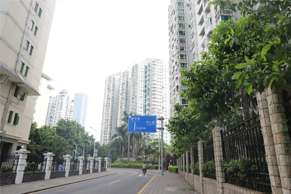 每天被楼上尖的声音吵醒,凌晨被楼上高跟鞋吵醒邻居