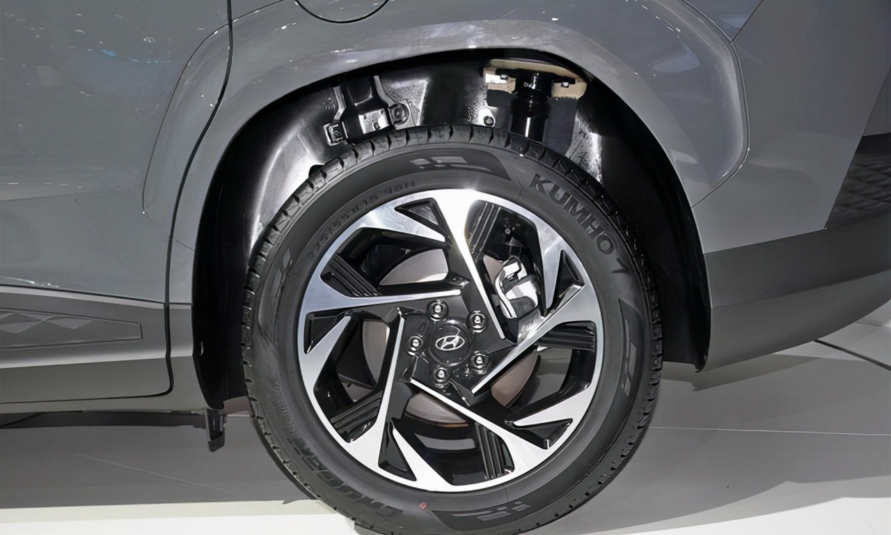 现代库斯途和gl8价格对比,现代库斯途和别克gl8哪个省油