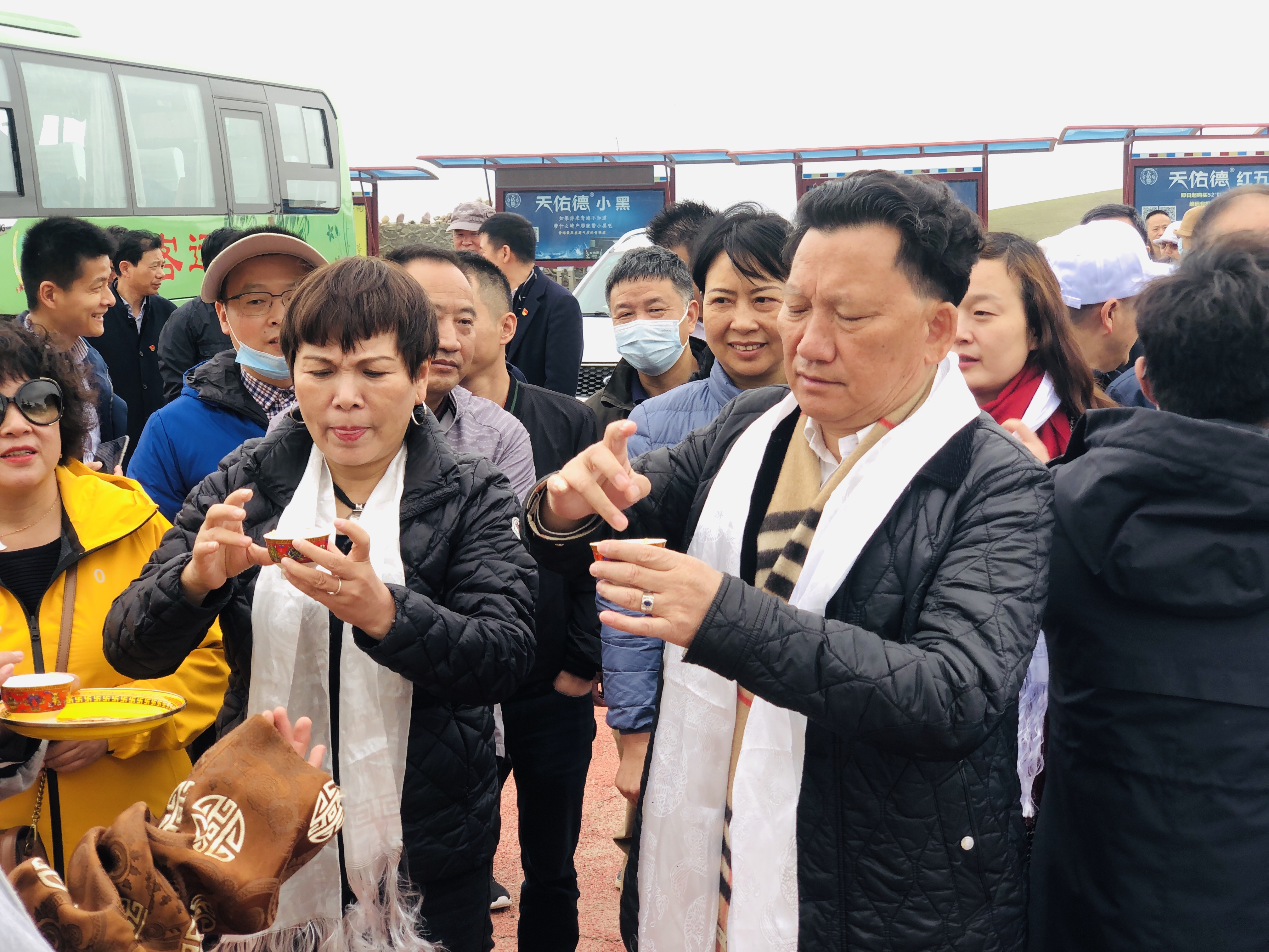 武汉市民营经济人士理想信念教育走进神秘的青海达玉部落