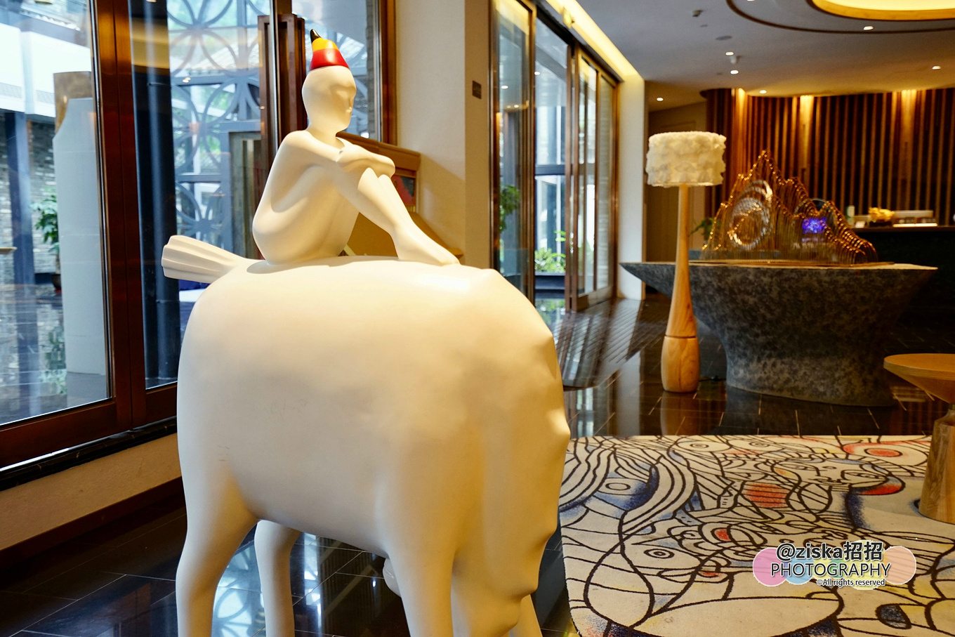 小伙探索神秘洞穴视频,小伙独自探索深山神秘古墓