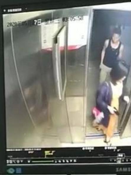 女子凌晨电梯间被挟持遭劫杀,女子深夜下班被保安劫持