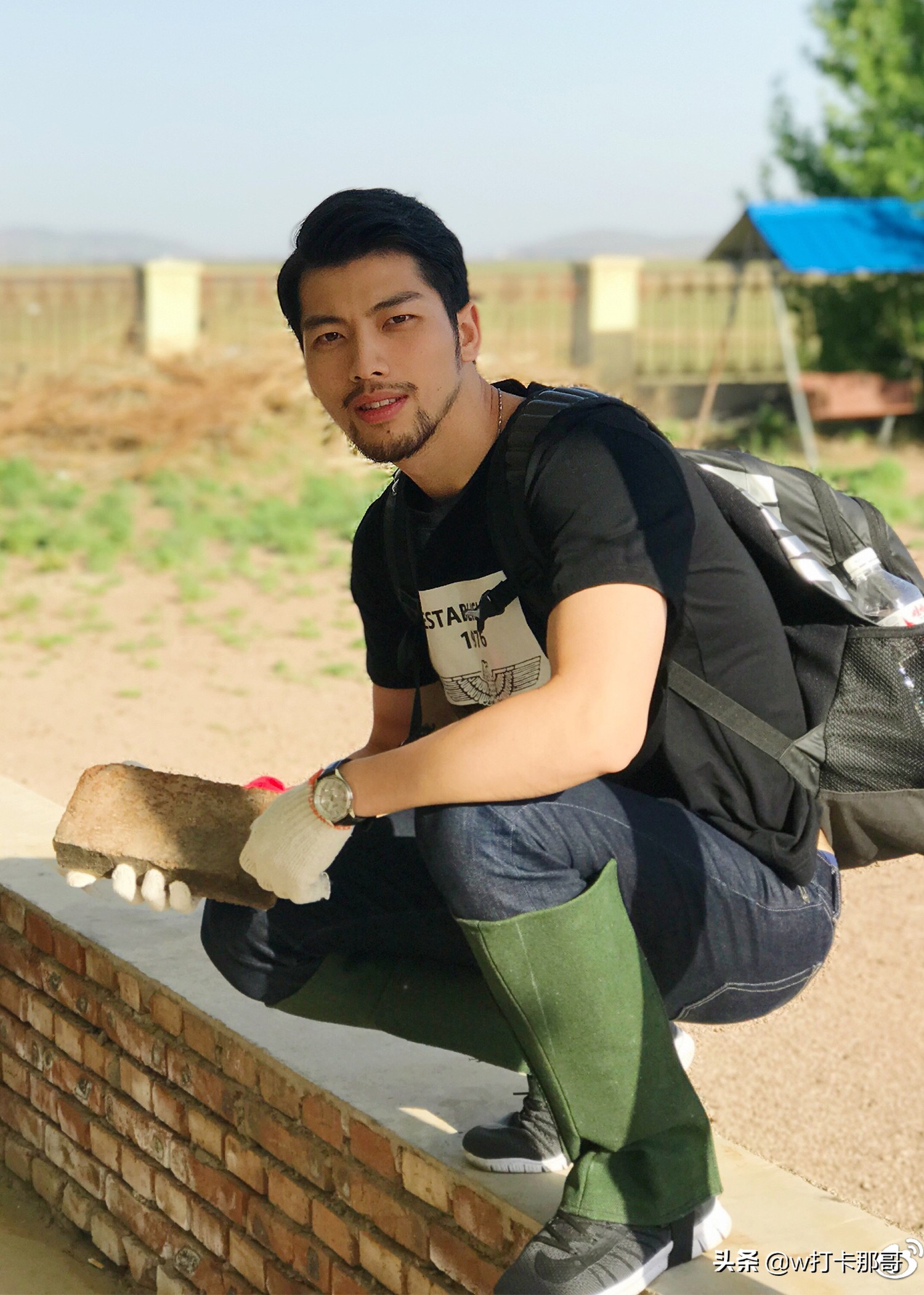 高颧骨、厚嘴唇、肩顶一大团胎记，这位看着坏坏的90后不容小觑