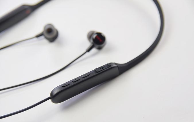 运动蓝牙耳机挂脖式怎么佩戴,运动蓝牙耳机正确佩戴方法