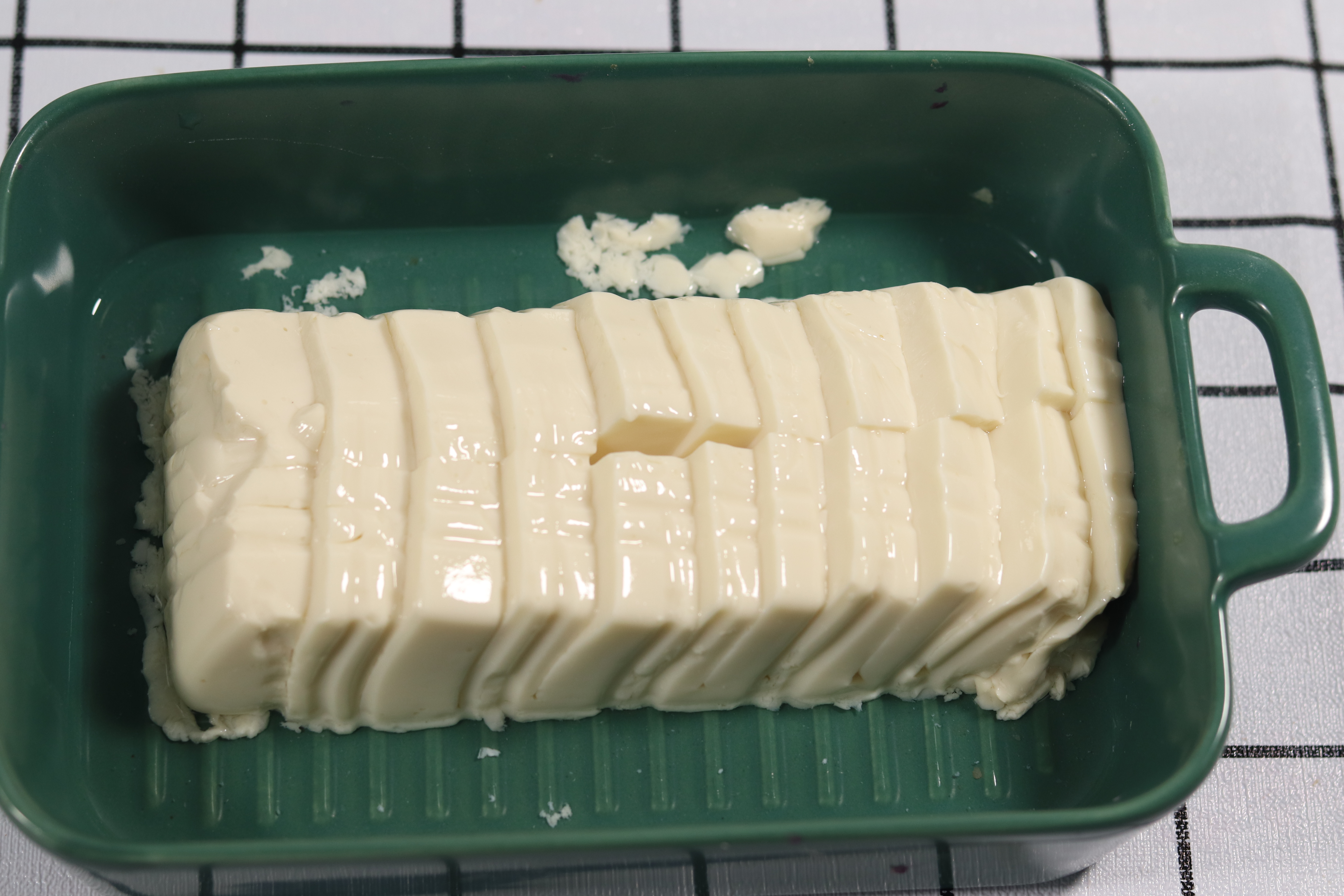 切皮蛋总粘刀，拌豆腐又出水？记住一招，教你做出完美皮蛋豆腐