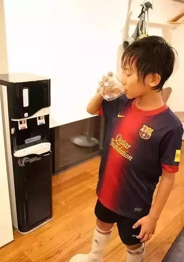 日本2-1击败德国队教练反应,日本3:0胜伊朗