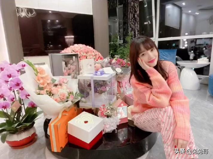 李小璐为好友庆生,李小璐甜蜜生日