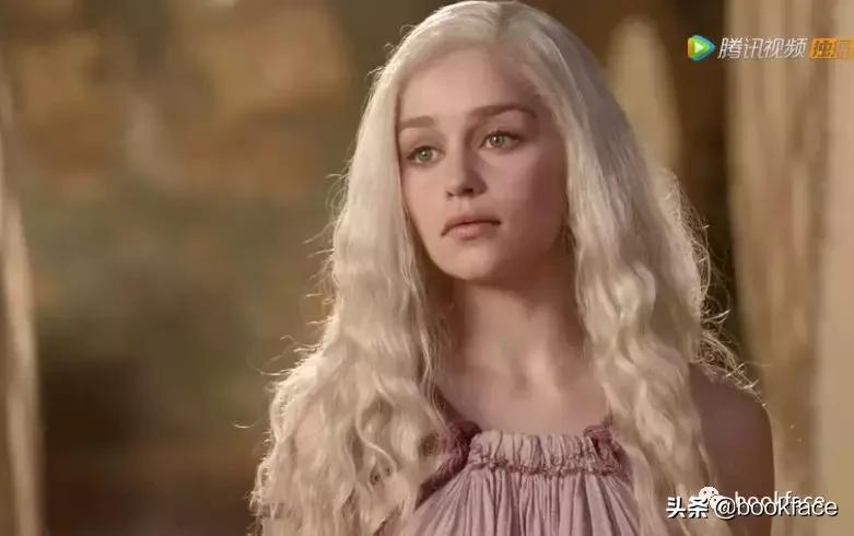 一脱成名的她，竟两次死里逃生。现实中的龙母比戏里更开挂