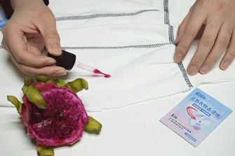 衣服被油渍弄脏了可以用什么弄掉,白t恤发黄油渍怎么洗才能洗白