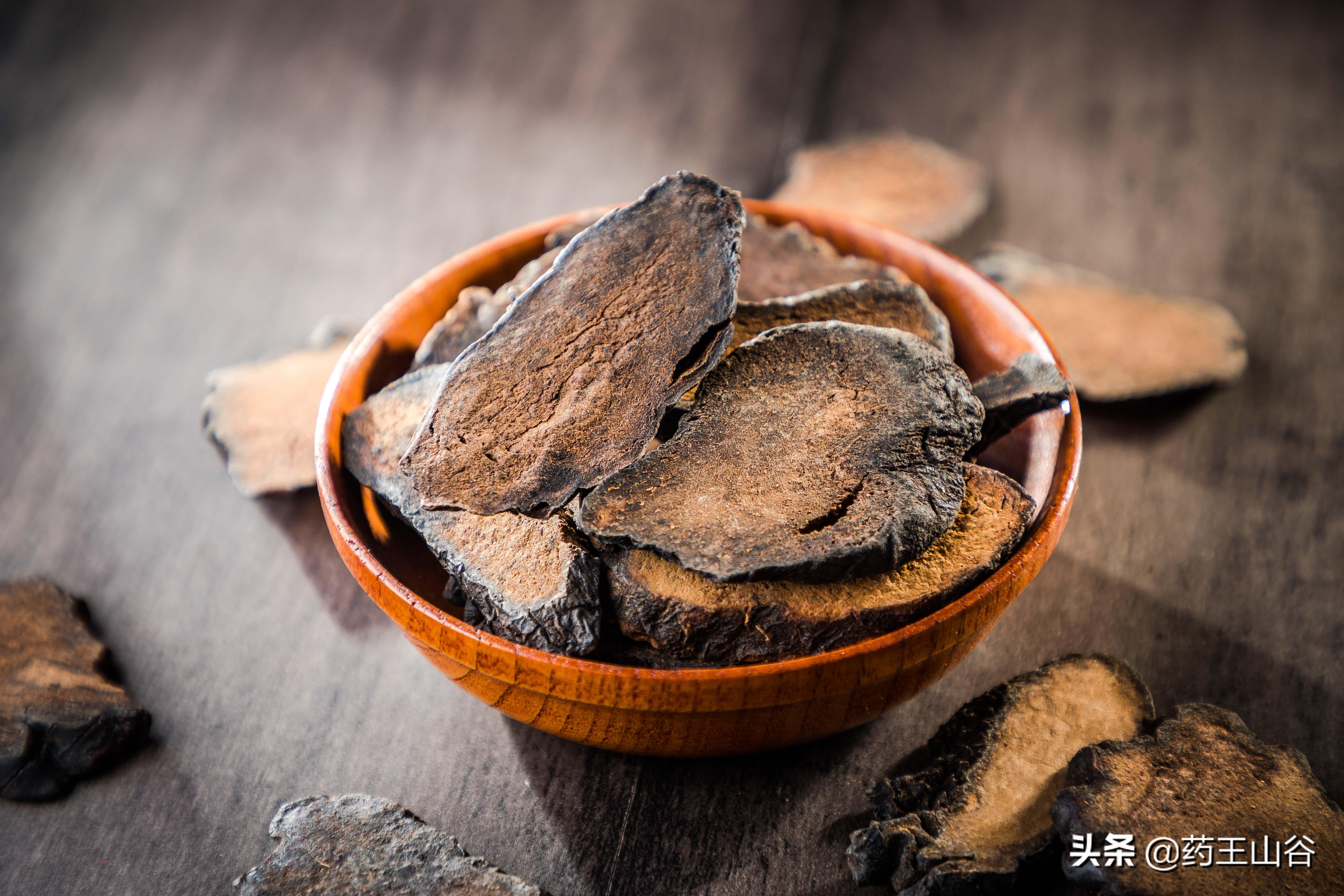 网友推荐的中药药酒，摇晃后真的很美，喝一口却不正常了