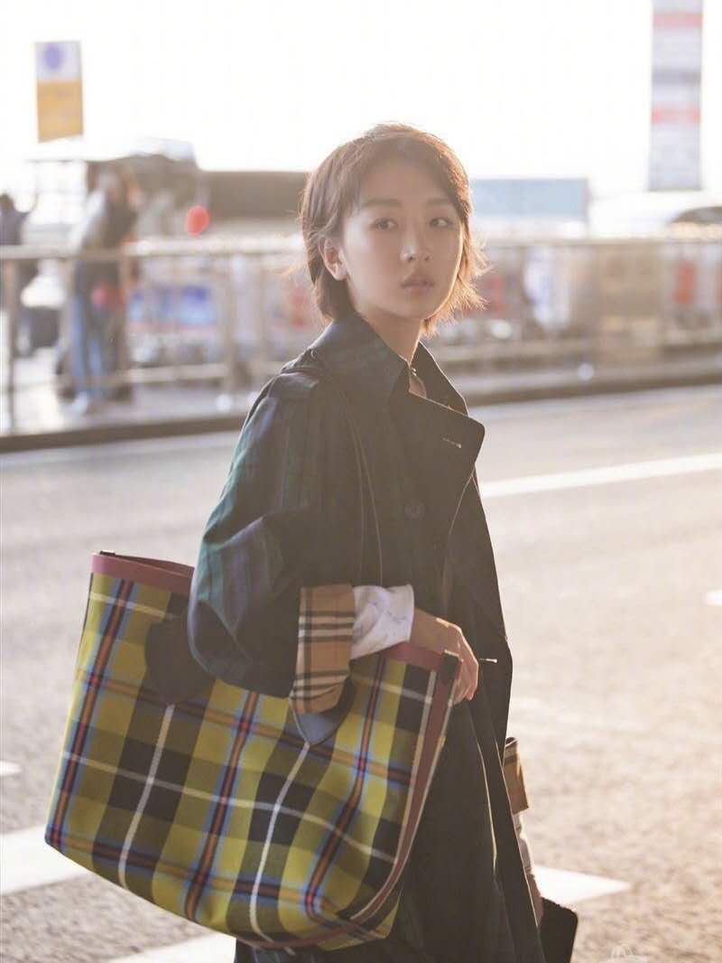 时尚风女人味十足选什么包,女人必备的几款经典包