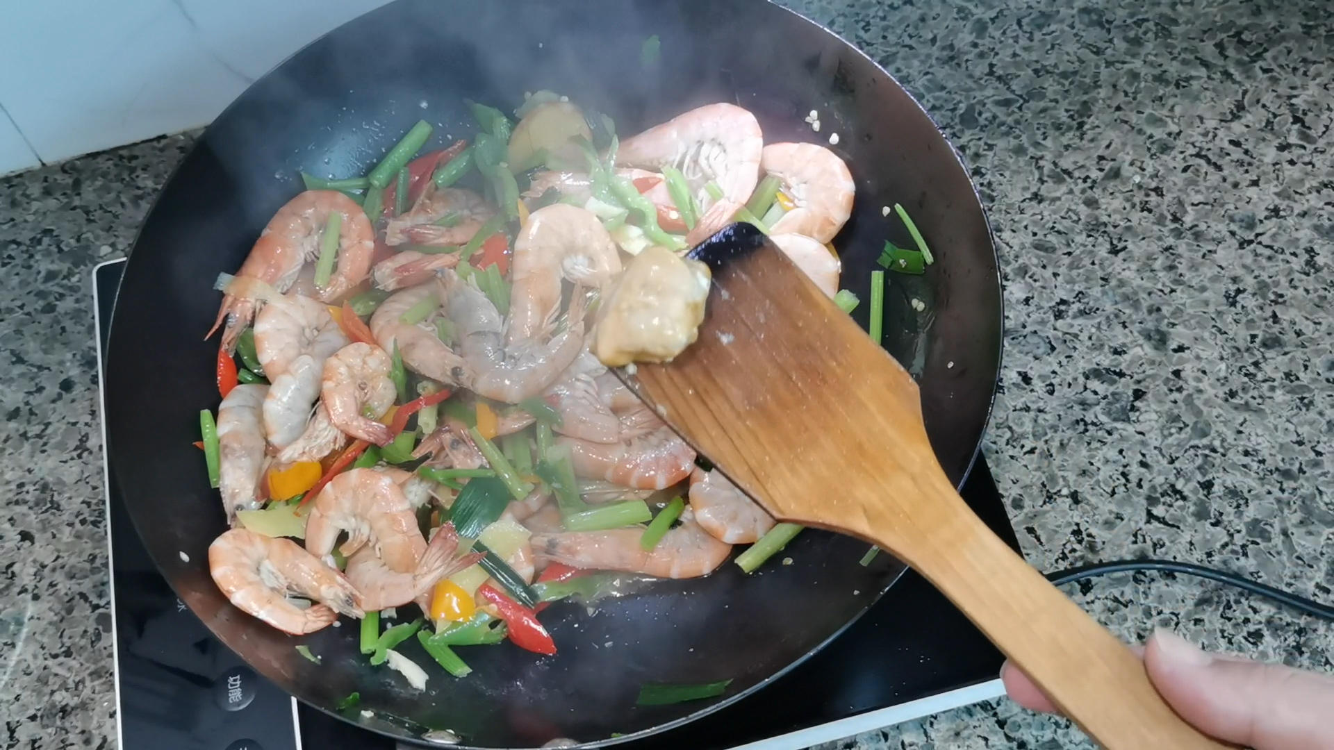 初夏基围虾怎么做营养又好吃,基围虾一锅鲜最正宗的做法