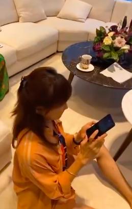 李玟和她老公在香港合影,李玟和富豪老公罕见同框