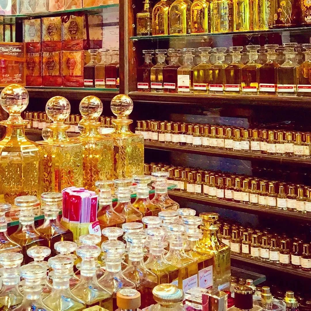 迪拜街头捡到一辆豪车,迪拜豪车坟场里的废弃豪车