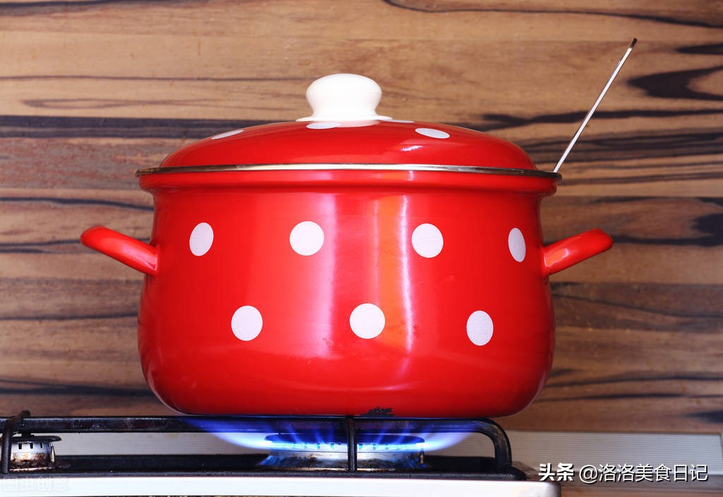 新买的砂锅是不是不能用大火煮,新买的砂锅用不用水先煮一下