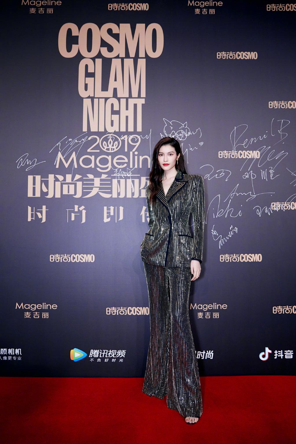 何穗白得发光老爹裤西装超模气场,超模何穗穿吊带裙