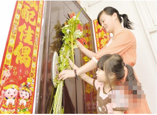 端午节在家的门框插艾叶，屋内洒艾叶水，并非迷信，家家必需